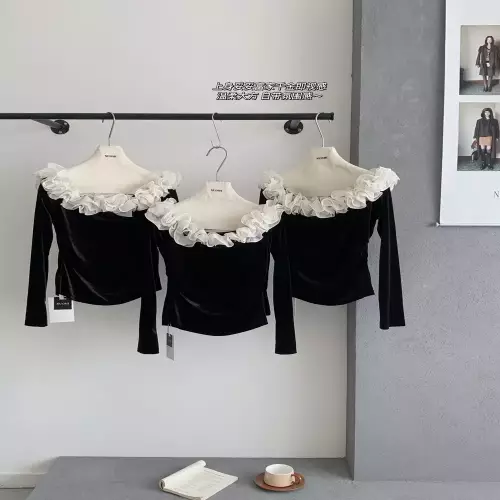 노브랜드 프렌치 오프숄더 플라워 벨벳 블라우스