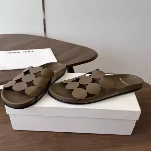 피에르아르디 컷아웃 디테일 레더 플랫 슬리퍼