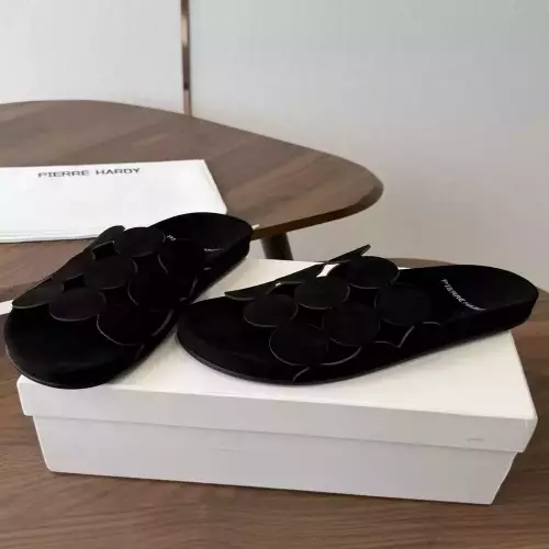 피에르아르디 펀칭 디테일 플랫 레더 슬리퍼